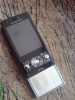 Nabízím k prodeji telefon se zarukou bohuzel jsem dostala novy tudiz tento prodavam pouzivany 4 mesice a to jen jako druhy telefon neposkrabany jako novy. Sony Ericsson G705 je mobilní telefon s vysunovací koncepcí, který zaujme svým svěžím a propracovaným designem. Tento mobilní telefon pracuje v sítích GSM a HSDPA, kde mu datové přenosy zajištují technologie GPRS, EDGE a HSDPA. Sony Ericsson G705 má 2,2\